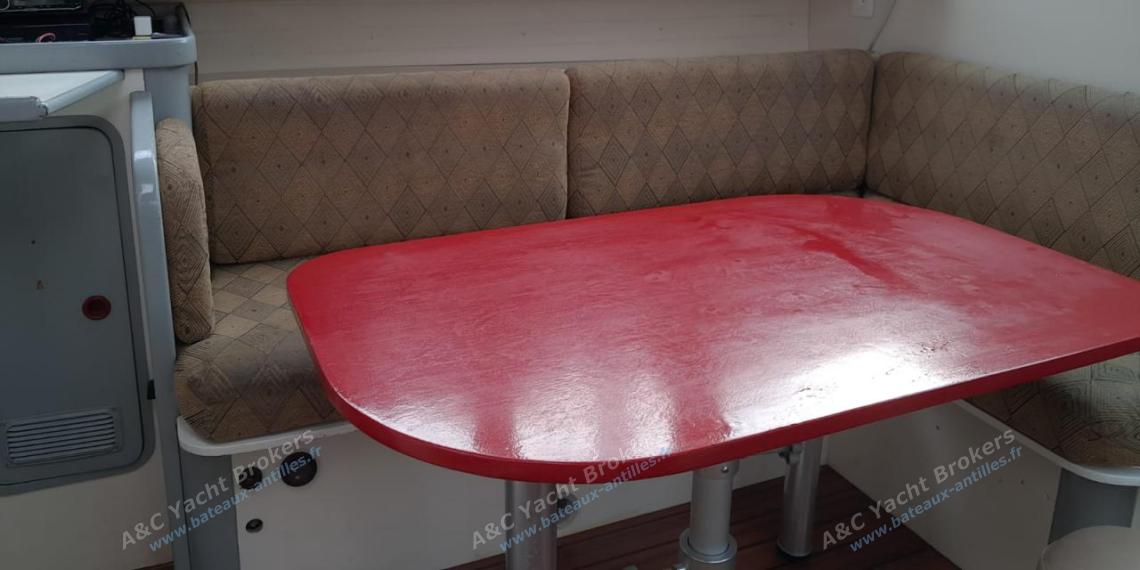Bénéteau Evasion 36 : Table du carré et banquette Bénéteau Evasion 36 : Table du carré et banquette