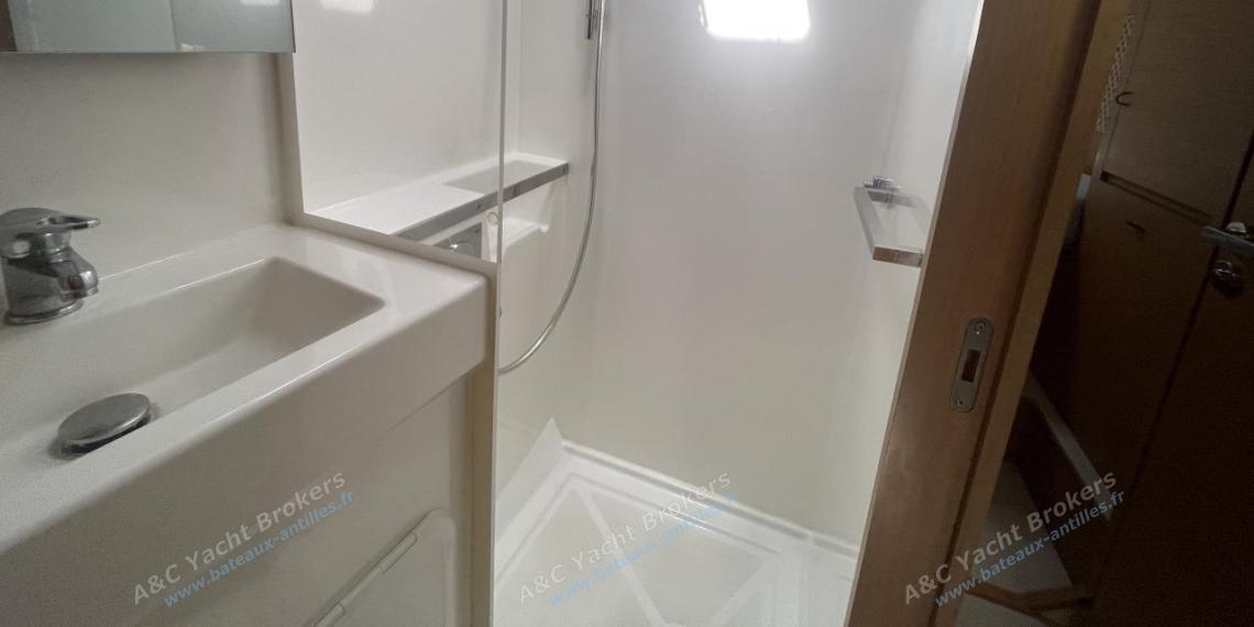Excess Excess 11 : Salle d'eau dans coque bâbord Excess Excess 11 : Salle d'eau dans coque bâbord