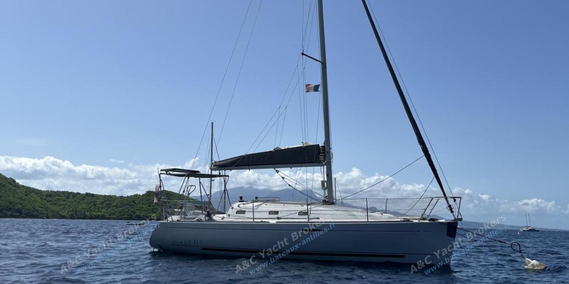 Bénéteau First 31.7 : Au mouillage autre vue Bénéteau First 31.7 : Au mouillage autre vue