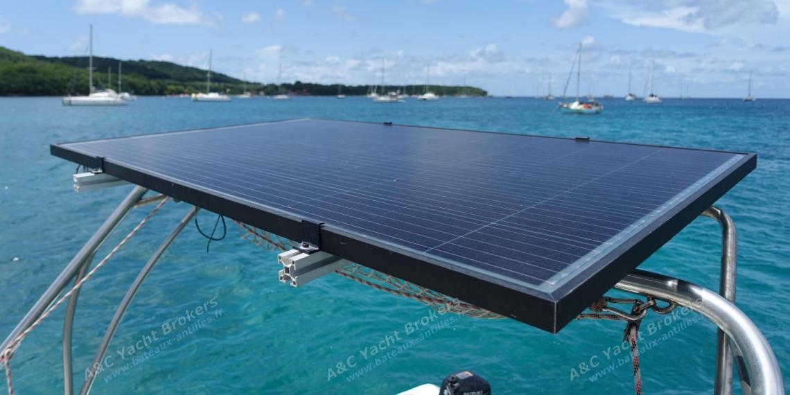Bénéteau First 38s5 : Panneau solaire Bénéteau First 38s5 : Panneau solaire