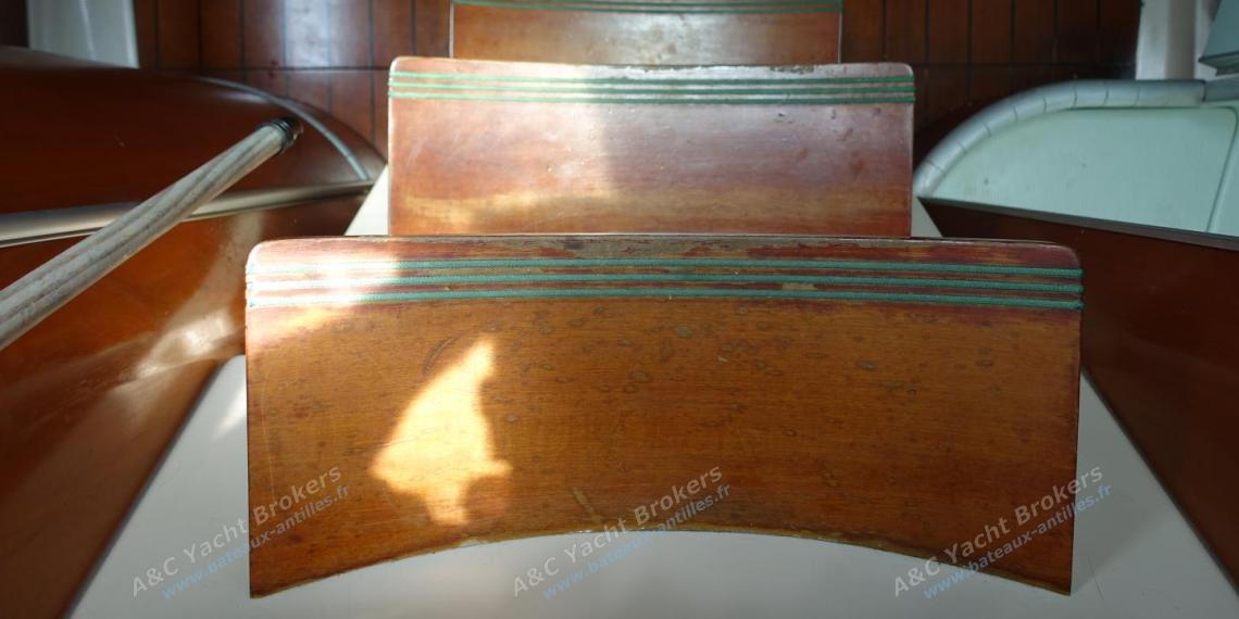 Bénéteau First 38s5 : Accès intérieur depuis le cockpit Bénéteau First 38s5 : Accès intérieur depuis le cockpit