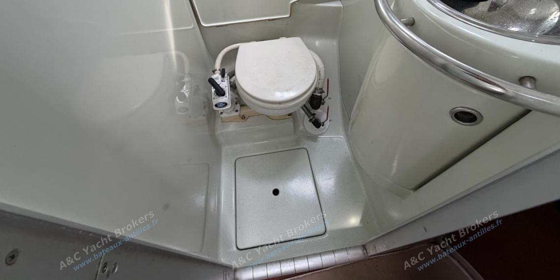 Bénéteau First 38s5 : Salle d'eau avant Bénéteau First 38s5 : Salle d'eau avant
