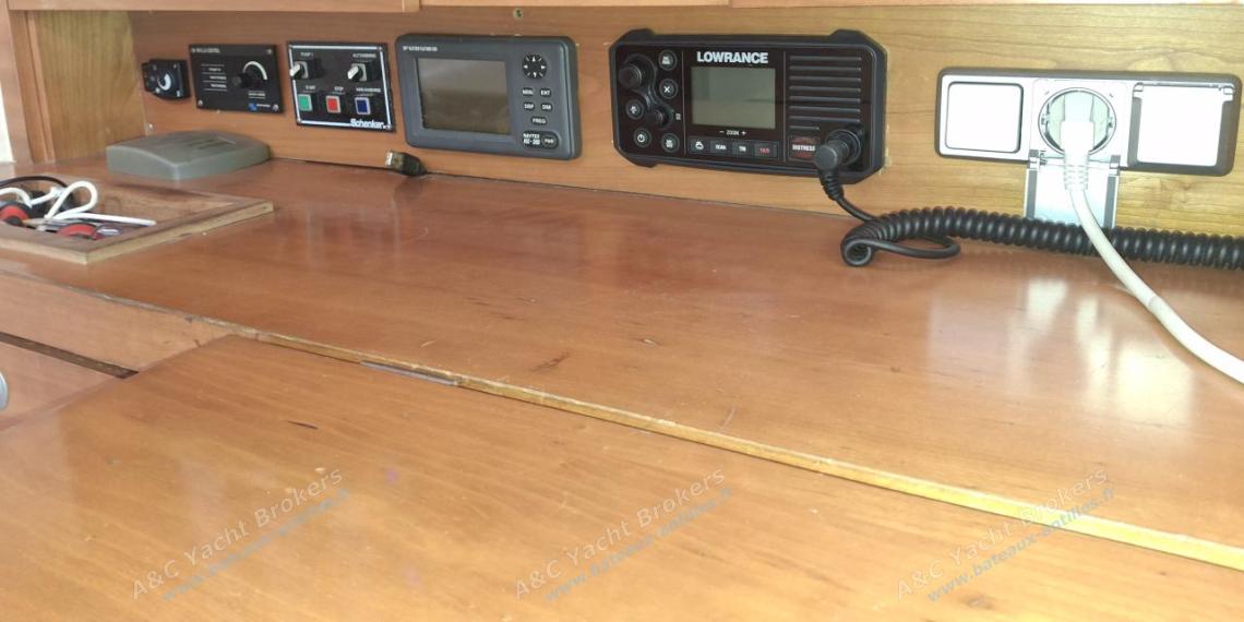 Hanse Yachts Hanse 54e : Electronique a la table à cartes Hanse Yachts Hanse 54e : Electronique a la table à cartes