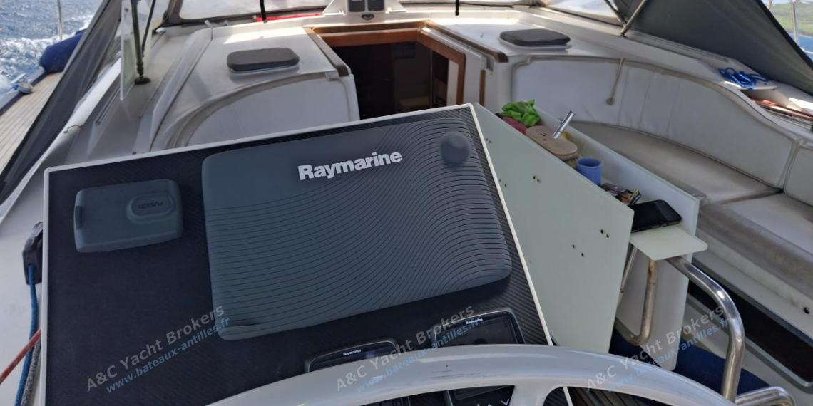 Hanse Yachts Hanse 54e : Electronique au poste der barre Hanse Yachts Hanse 54e : Electronique au poste der barre