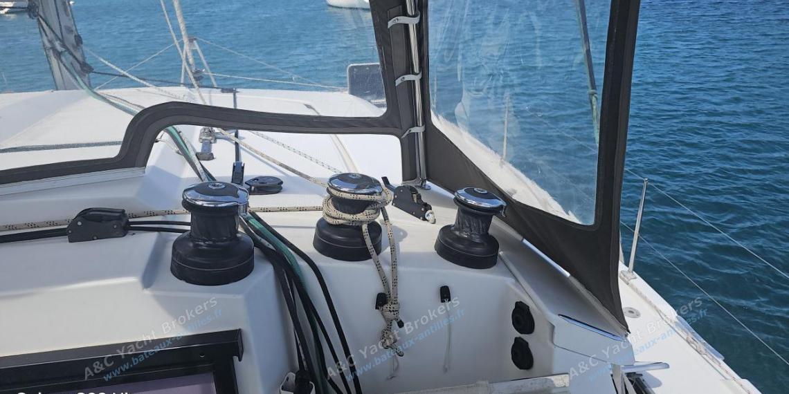 Fountaine Pajot Hélia 44 : Winches au poste de barre Fountaine Pajot Hélia 44 : Winches au poste de barre