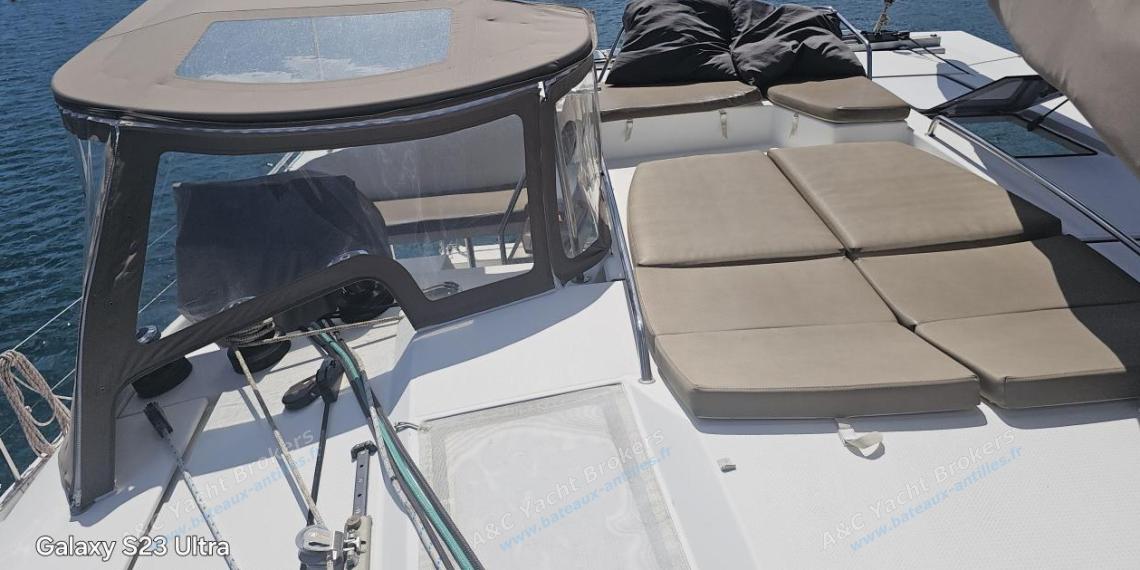 Fountaine Pajot Hélia 44 : Bain de soleil et bimini Fountaine Pajot Hélia 44 : Bain de soleil et bimini