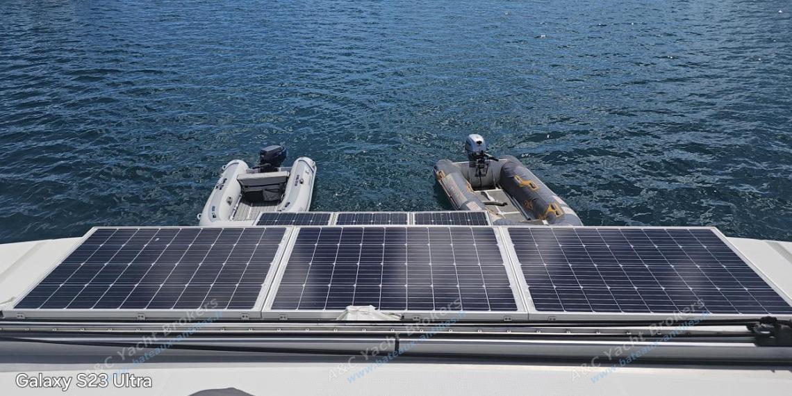 Fountaine Pajot Hélia 44 : Panneaux solaire autre vue Fountaine Pajot Hélia 44 : Panneaux solaire autre vue