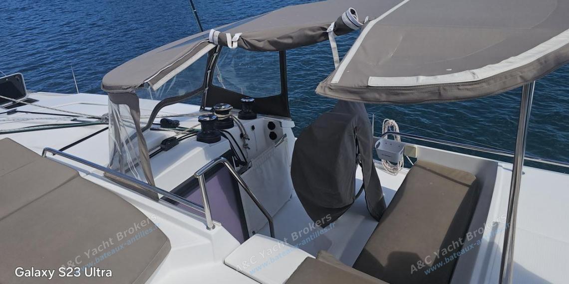 Fountaine Pajot Hélia 44 : Bimini au poste de barre Fountaine Pajot Hélia 44 : Bimini au poste de barre