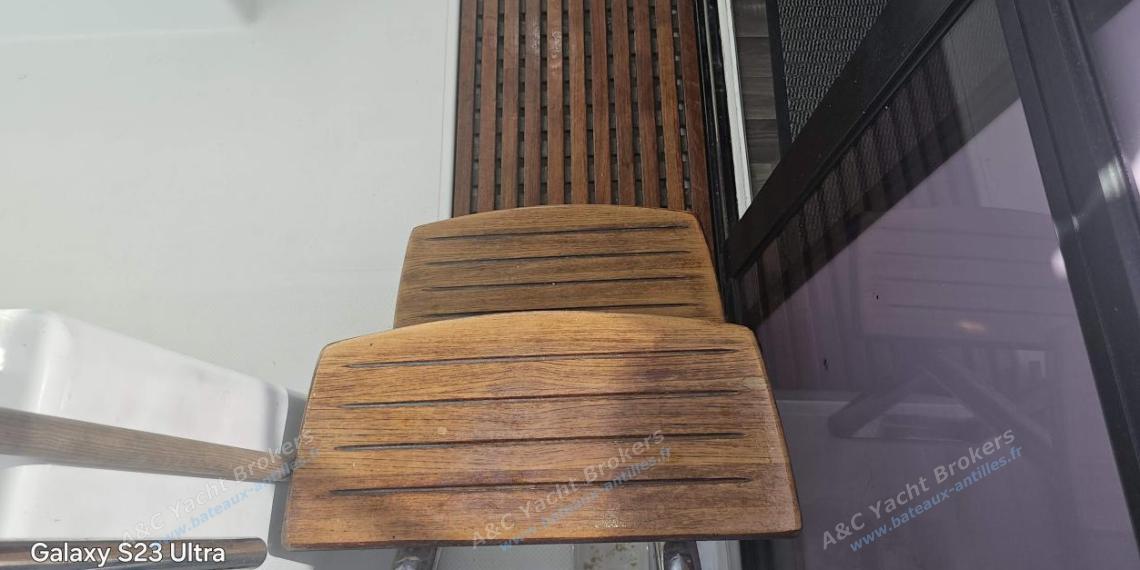 Fountaine Pajot Hélia 44 : Accès au cockpit depuis le poste de barre Fountaine Pajot Hélia 44 : Accès au cockpit depuis le poste de barre