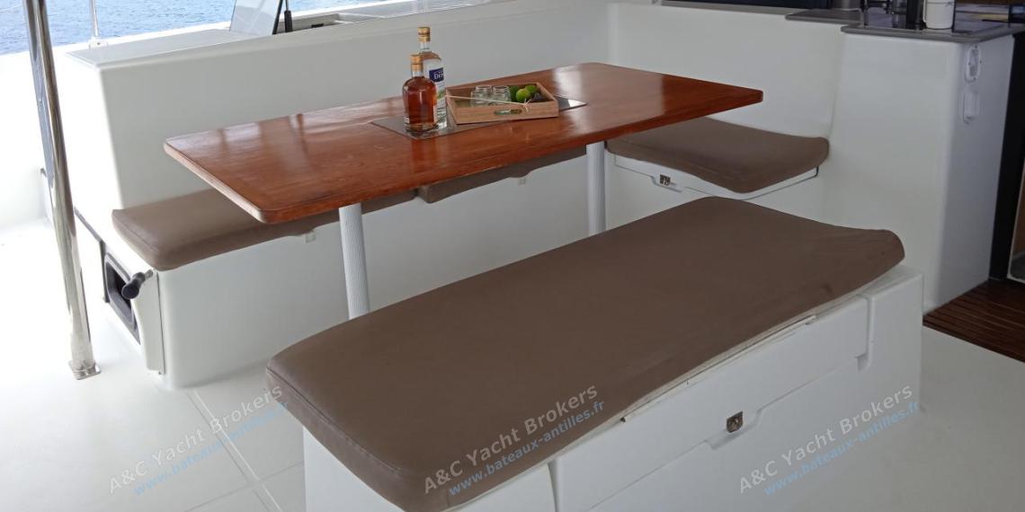 Fountaine Pajot Hélia 44 : Table de cockpit autre vue Fountaine Pajot Hélia 44 : Table de cockpit autre vue
