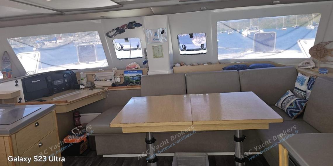 Fountaine Pajot Hélia 44 : Table du carré Fountaine Pajot Hélia 44 : Table du carré