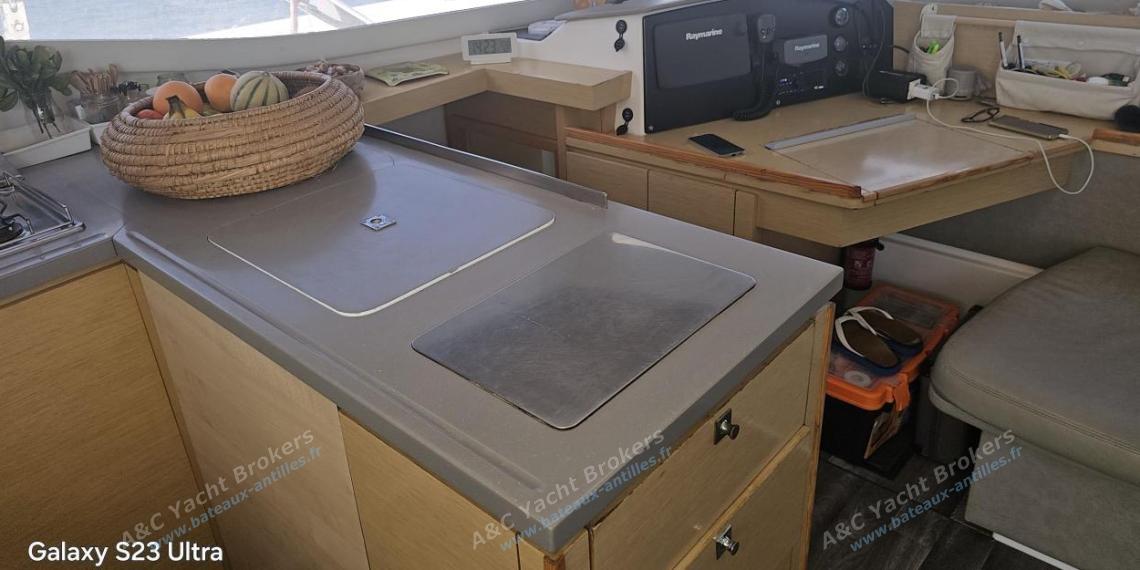 Fountaine Pajot Hélia 44 : Table à carte vue depuis la cuisine Fountaine Pajot Hélia 44 : Table à carte vue depuis la cuisine
