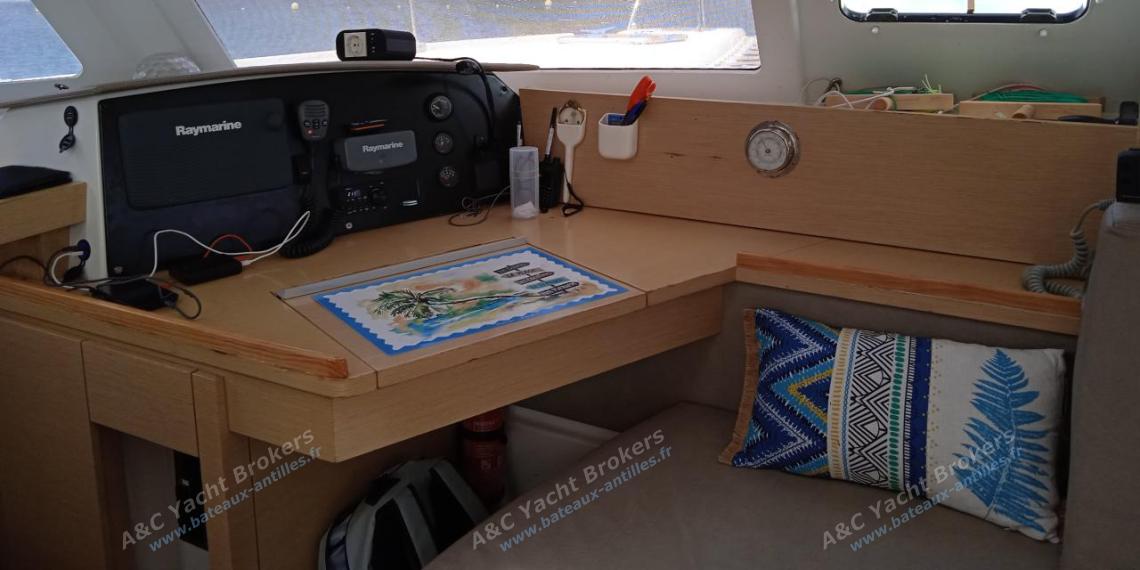 Fountaine Pajot Hélia 44 : Table à cartes Fountaine Pajot Hélia 44 : Table à cartes