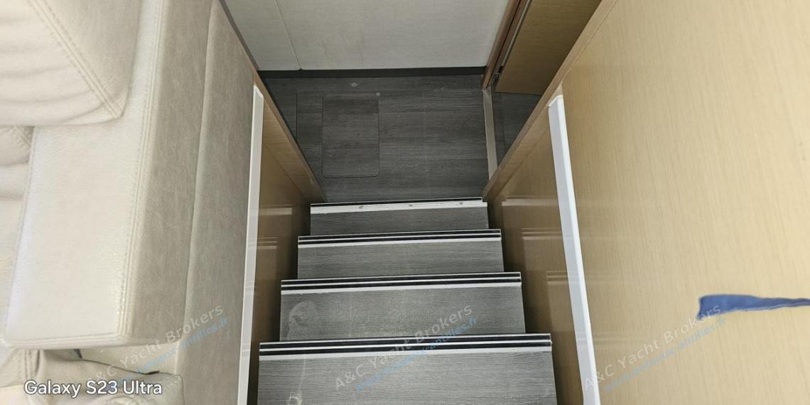 Fountaine Pajot Hélia 44 : Accès coque tribord depuis le carré Fountaine Pajot Hélia 44 : Accès coque tribord depuis le carré