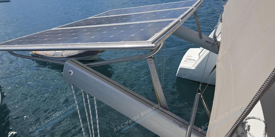 Fountaine Pajot Hélia 44 : Panneaux solaires sur bossoirs Fountaine Pajot Hélia 44 : Panneaux solaires sur bossoirs