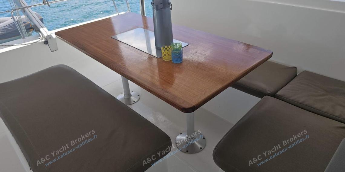 Fountaine Pajot Hélia 44 : Table de cockpit Fountaine Pajot Hélia 44 : Table de cockpit