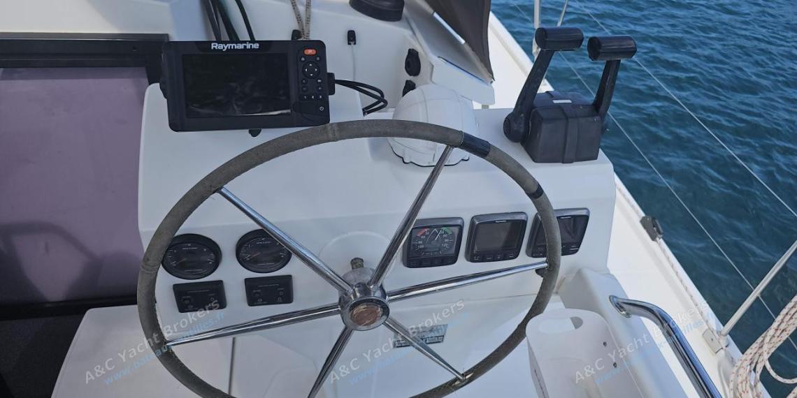 Fountaine Pajot Hélia 44 : Poste de barre Fountaine Pajot Hélia 44 : Poste de barre