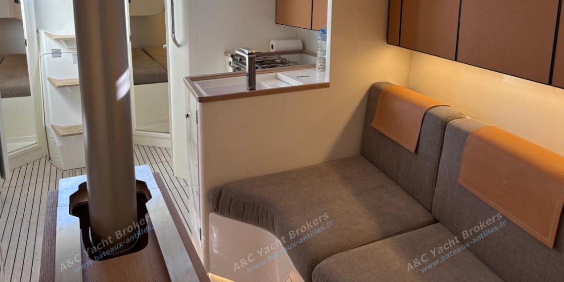 Italia Yacht 11.98 : Carré vu depuis la cabine avant Italia Yacht 11.98 : Carré vu depuis la cabine avant