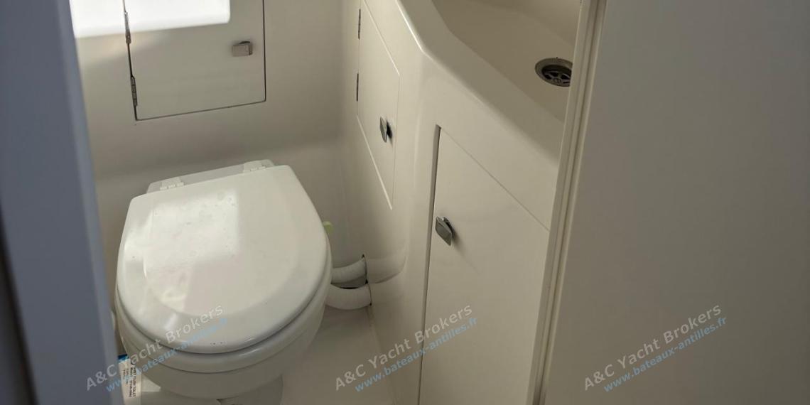 Italia Yacht Italia 11.98 : Salle d'eau arrière tribord avec WC électrique Italia Yacht Italia 11.98 : Salle d'eau arrière tribord avec WC électrique