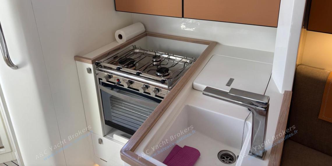 Italia Yacht Italia 11.98 : Cuisine en L à bâbord Italia Yacht Italia 11.98 : Cuisine en L à bâbord