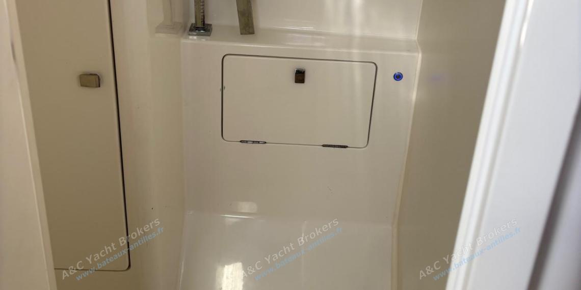 Italia Yacht Italia 11.98 : Salle d'eau arrière bâbord Italia Yacht Italia 11.98 : Salle d'eau arrière bâbord