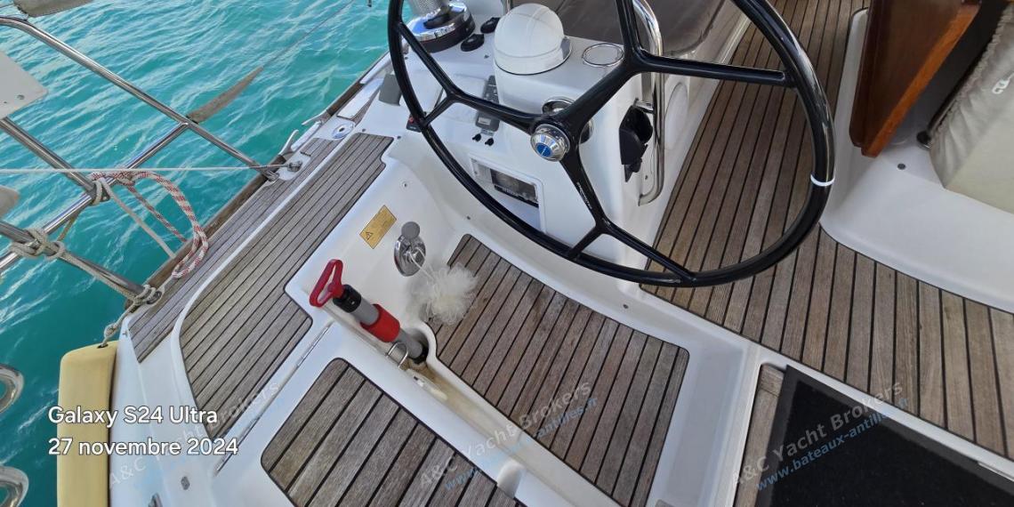 Jeanneau 53 : Poste de barre bâbord Jeanneau 53 : Poste de barre bâbord