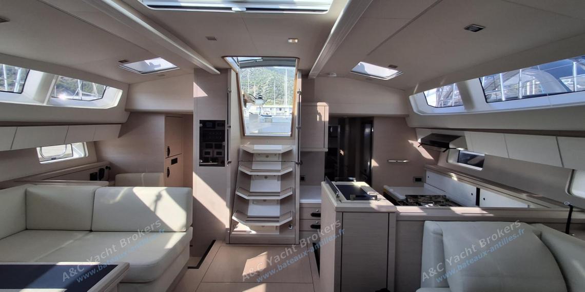 Jeanneau Yacht 65 : Vue d'ensemble du carré depuis les cabine avants Jeanneau Yacht 65 : Vue d'ensemble du carré depuis les cabine avants