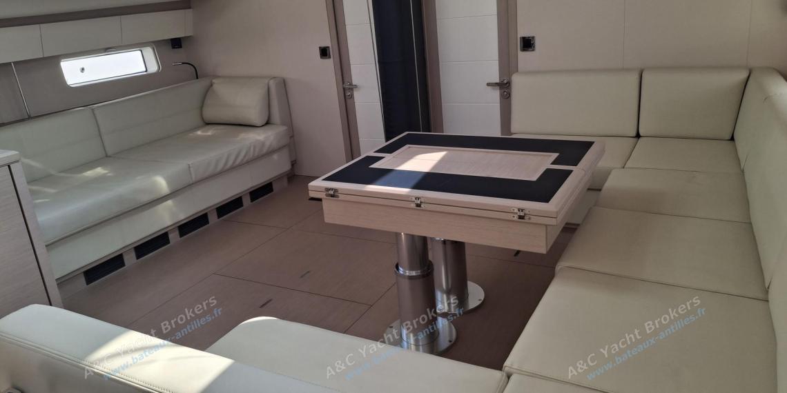 Jeanneau Yacht 65 : Table du carré et banquette Jeanneau Yacht 65 : Table du carré et banquette