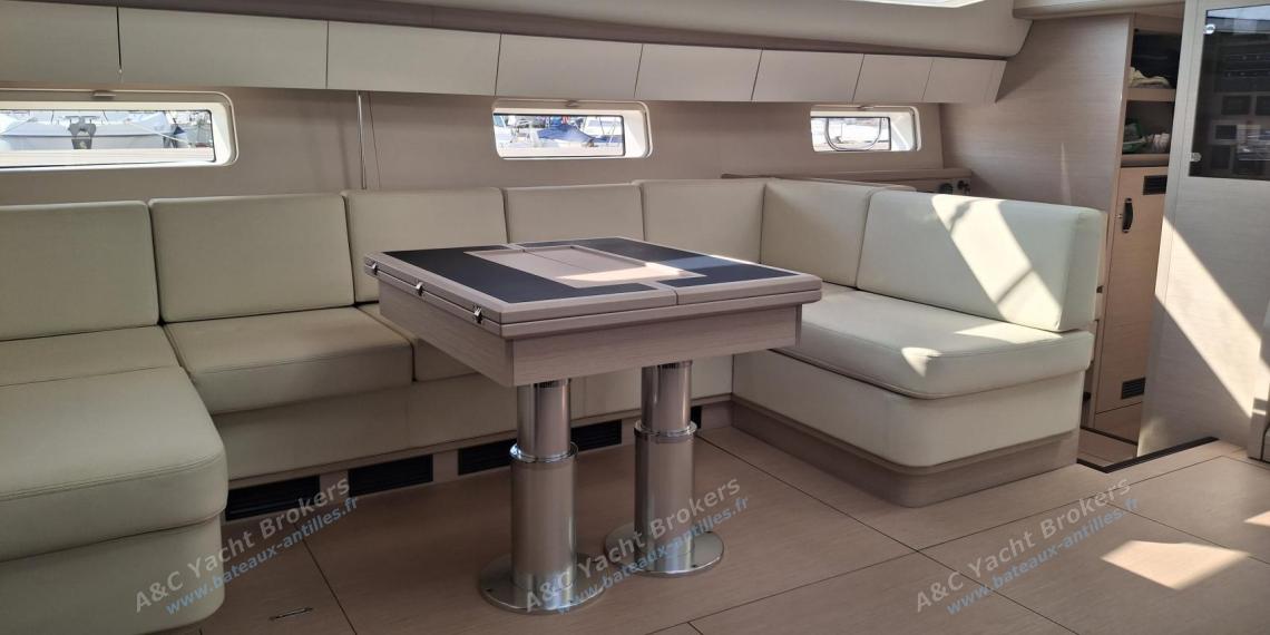Jeanneau Yacht 65 : Table du carré et banquette autre vue Jeanneau Yacht 65 : Table du carré et banquette autre vue