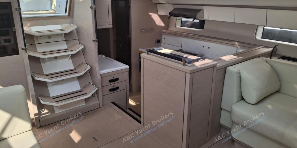Jeanneau Yacht 65 : Cuisine vue depuis le carré Jeanneau Yacht 65 : Cuisine vue depuis le carré