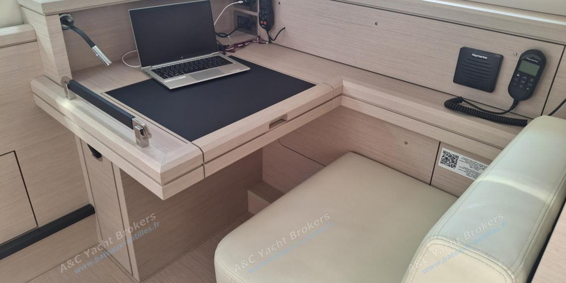 Jeanneau Yacht 65 : Table à cartes Jeanneau Yacht 65 : Table à cartes