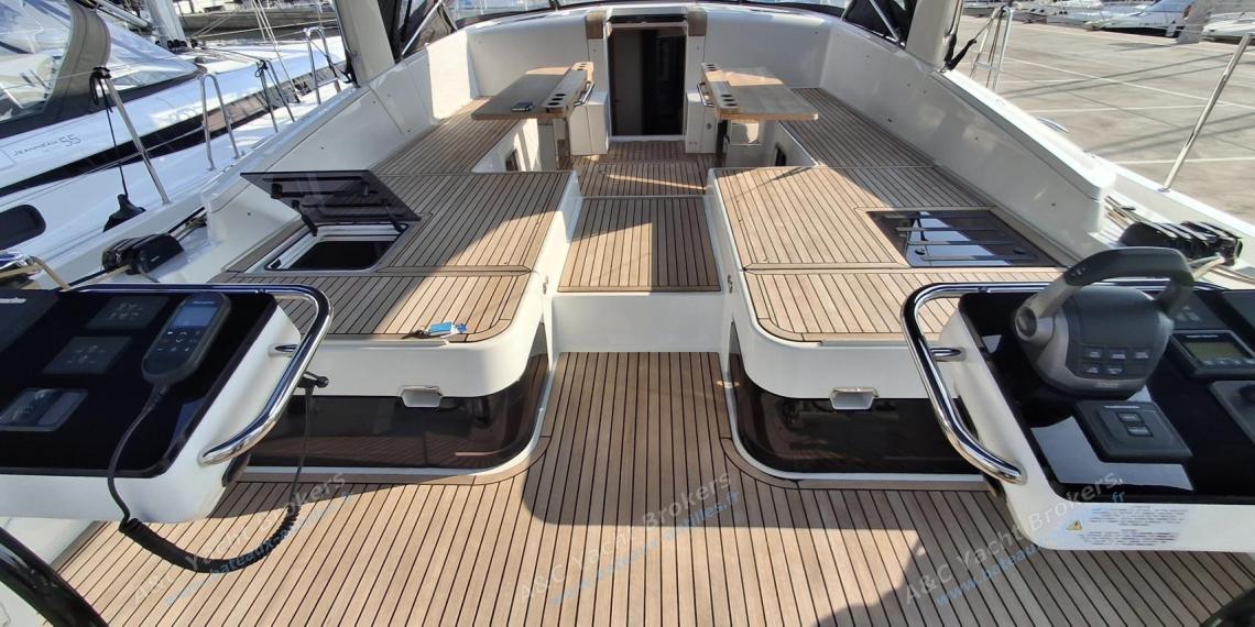 Jeanneau Yacht 65 : Vue d'ensemble du cockpit Jeanneau Yacht 65 : Vue d'ensemble du cockpit