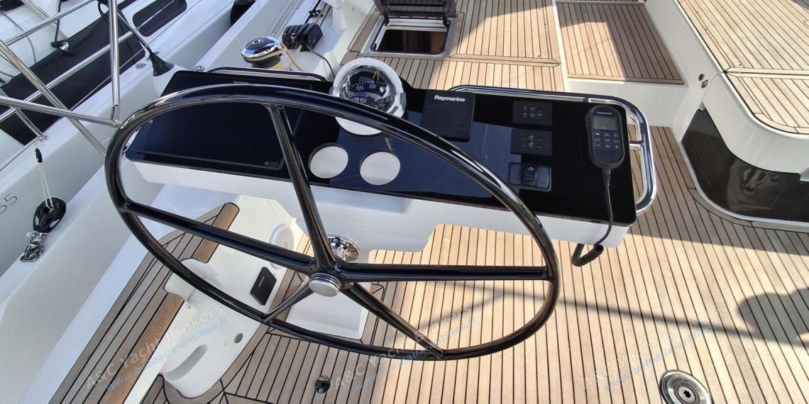 Jeanneau Yacht 65 : Poste de barre bâbord Jeanneau Yacht 65 : Poste de barre bâbord
