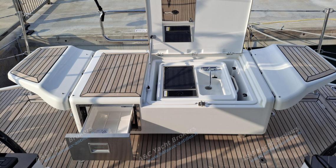Jeanneau Yacht 65 : Plancha et réfirgérateur de cockpit Jeanneau Yacht 65 : Plancha et réfirgérateur de cockpit