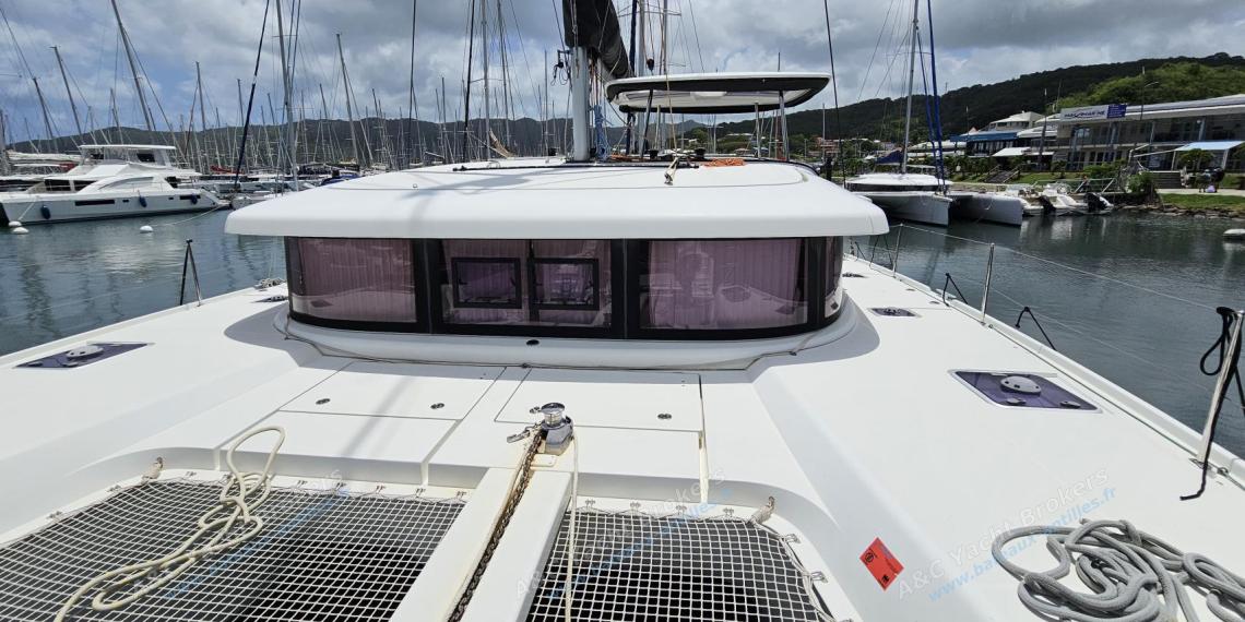 Lagoon 42 : Roof et pont vu depuis l'enrouleur de génois Lagoon 42 : Roof et pont vu depuis l'enrouleur de génois
