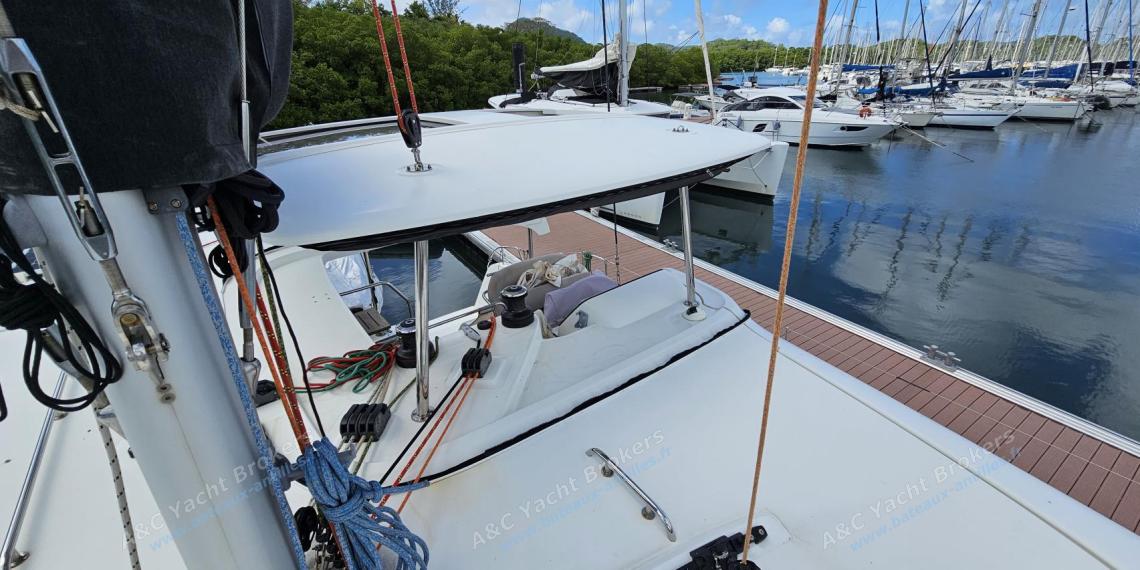 Lagoon 42 : Roof et bimini au poste de barre Lagoon 42 : Roof et bimini au poste de barre