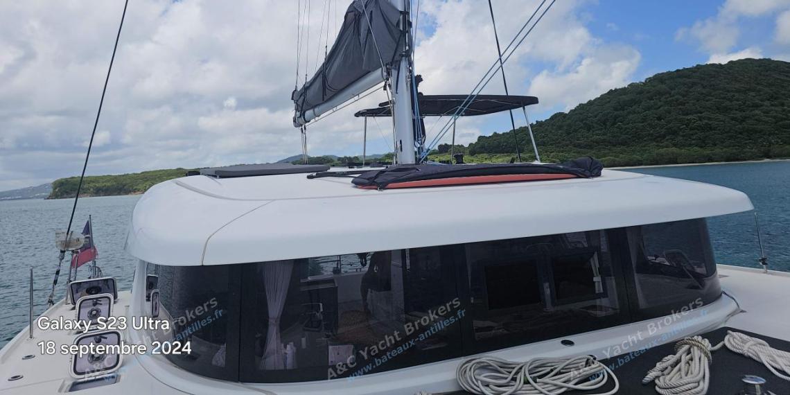 Lagoon 42 : Roof vu depuis l'étrave tribord Lagoon 42 : Roof vu depuis l'étrave tribord