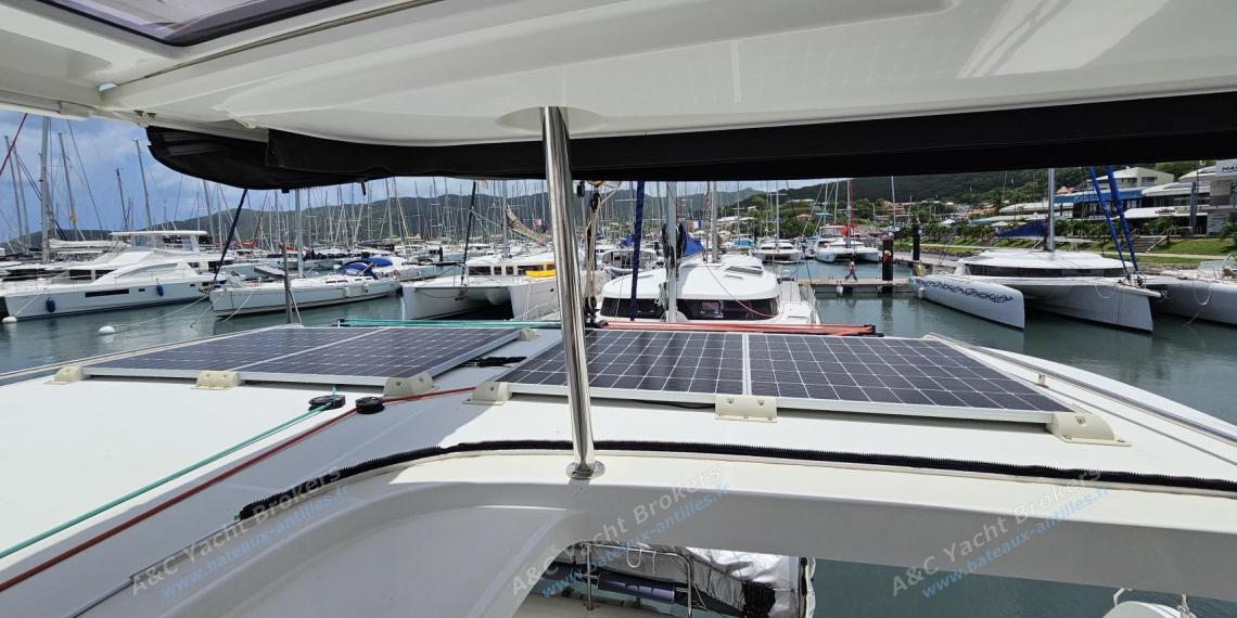 Lagoon 42 : Panneaux solaire vu depuis le poste de barre Lagoon 42 : Panneaux solaire vu depuis le poste de barre