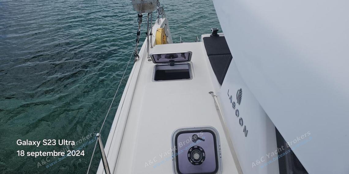 Lagoon 42 : Passavant tribord autre vue Lagoon 42 : Passavant tribord autre vue