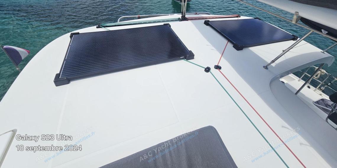 Lagoon 42 : Panneaux solaire sur le roof Lagoon 42 : Panneaux solaire sur le roof