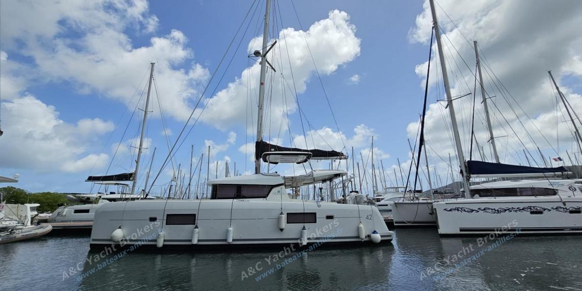 Lagoon 42 : vue de profil a quai Lagoon 42 : vue de profil a quai