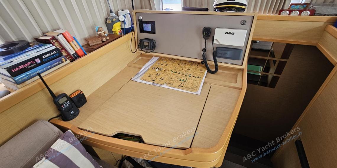 Lagoon 42 : Table à cartes Lagoon 42 : Table à cartes