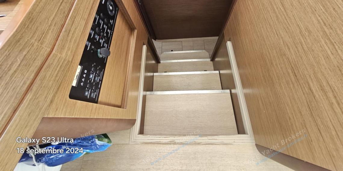 Lagoon 42 : Accès coque tribord depuis le carré Lagoon 42 : Accès coque tribord depuis le carré