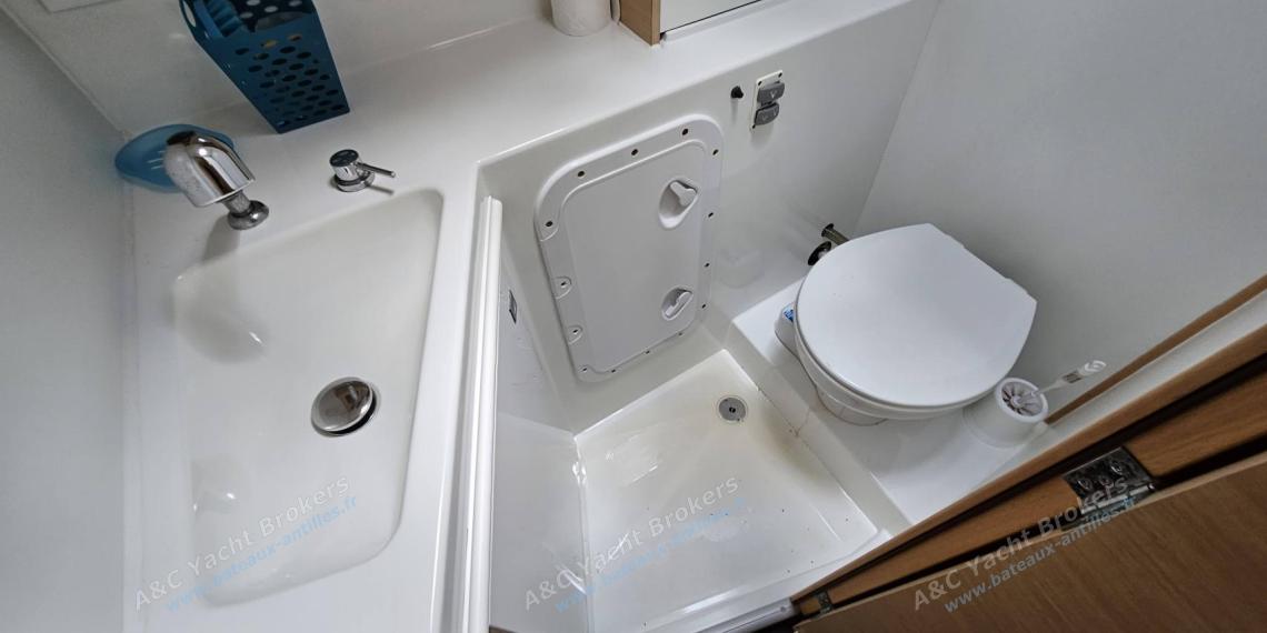 Lagoon 42 : Toilette avant tribord Lagoon 42 : Toilette avant tribord