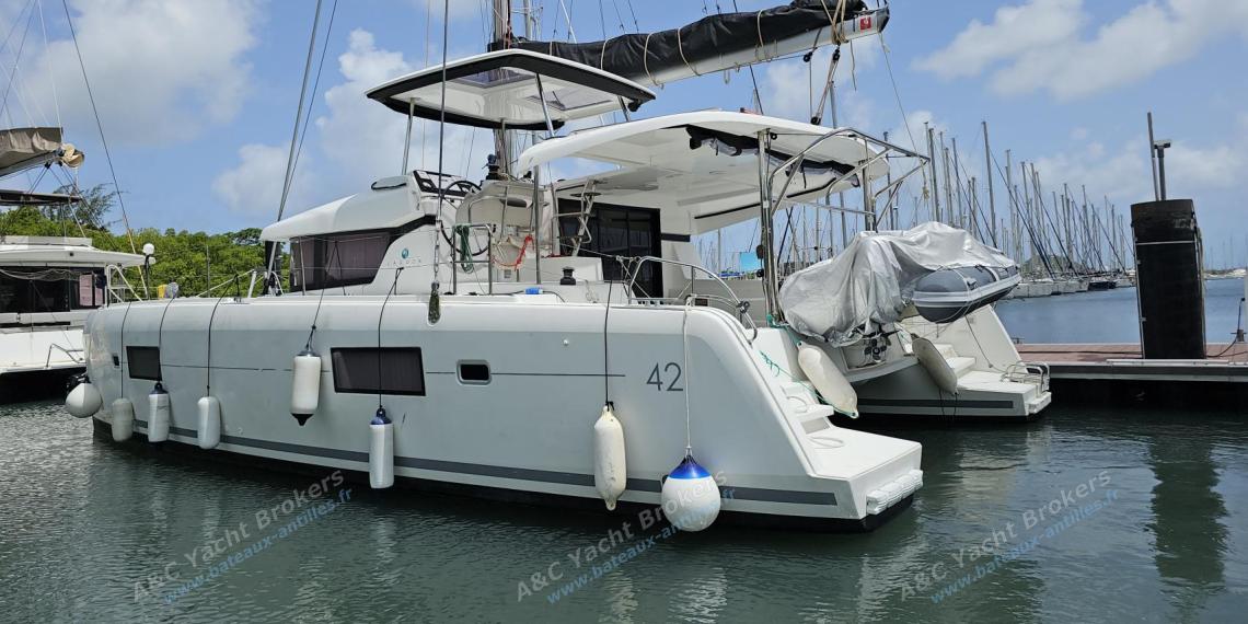 Lagoon 42 : En marina autre vue Lagoon 42 : En marina autre vue