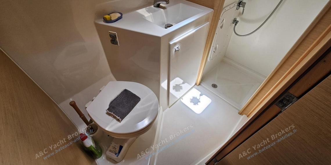 Lagoon 42 : Salle d'eau arrière tribord Lagoon 42 : Salle d'eau arrière tribord