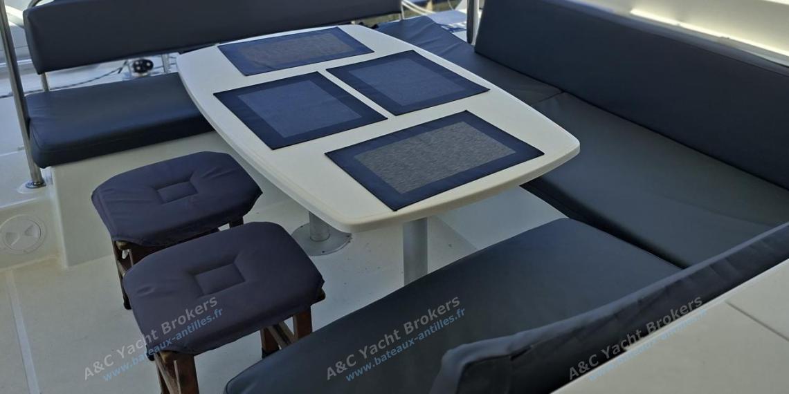 Lagoon Lagoon 450 F : Table de cockpit vue depuis la cuisine Lagoon Lagoon 450 F : Table de cockpit vue depuis la cuisine