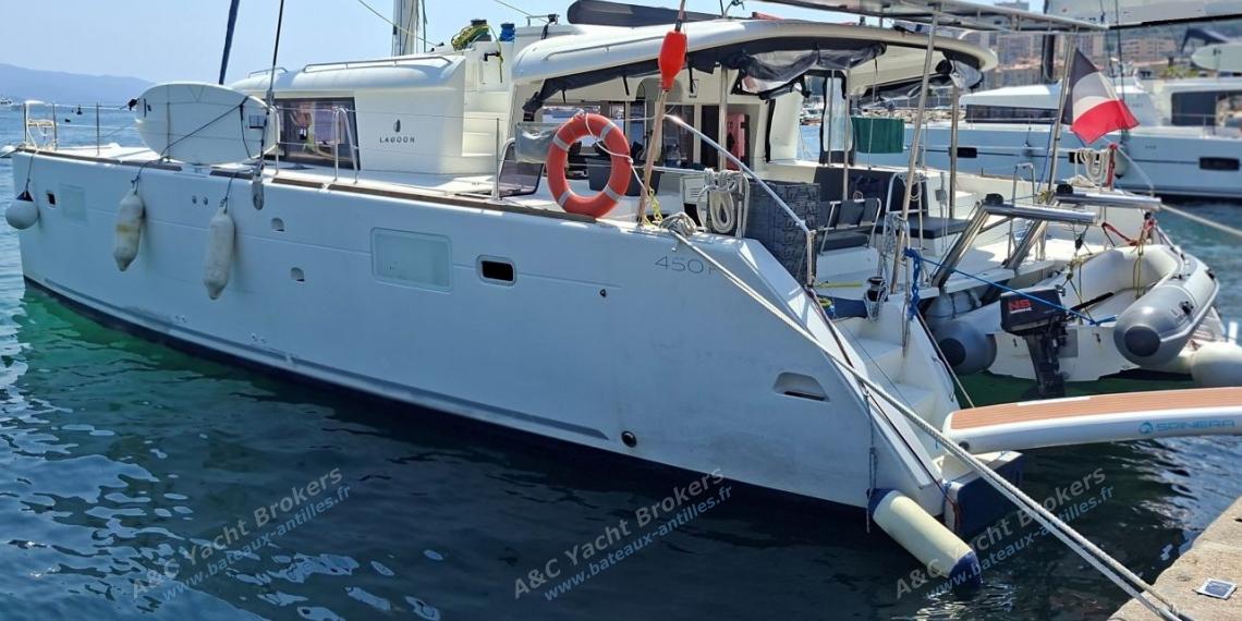 Lagoon 450 F : En marina autre vue Lagoon 450 F : En marina autre vue