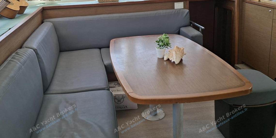 Lagoon Lagoon 450 F : Table du carré et banquette Lagoon Lagoon 450 F : Table du carré et banquette
