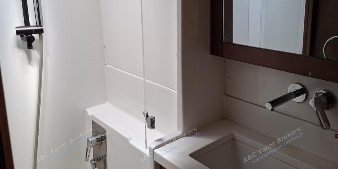 Lagoon Lagoon 450 F : Salle d'eau dans la coque tribord Lagoon Lagoon 450 F : Salle d'eau dans la coque tribord